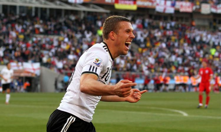 Germania: Podolski butta giornalista in piscina VIDEO
