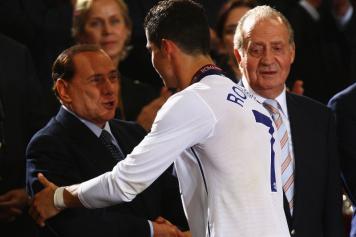 Berlusconi stringe la mano a Cristiano Ronaldo