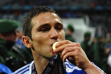 lampard bacia la medaglia