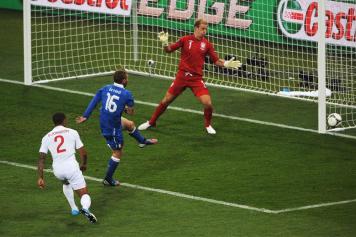 Il palo di De Rossi