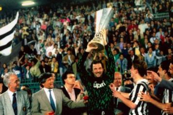 Juventus, Coppa Uefa 1990, Stefano Tacconi solleva il trofeo
