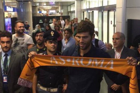 Federico Fazio foi recebido com festa pela torcida da Roma no aeroporto da capital italiana. (Foto: CalcioMercato)