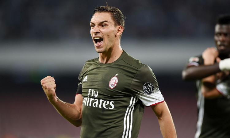 http://cdn.calciomercato.com/images/2016-10/desciglio.milan.urlo.2016.2017.750x450.jpg