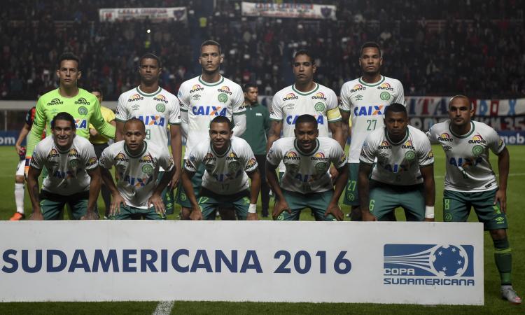 Chapecoense, il figlio dell'allenatore: 'Non ero sull'aereo. Mi sono salvato perchè senza passaporto'