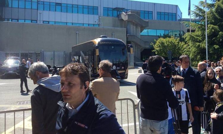 Juve arrivata a Caselle, la gioia dei tifosi VIDEO e FOTO