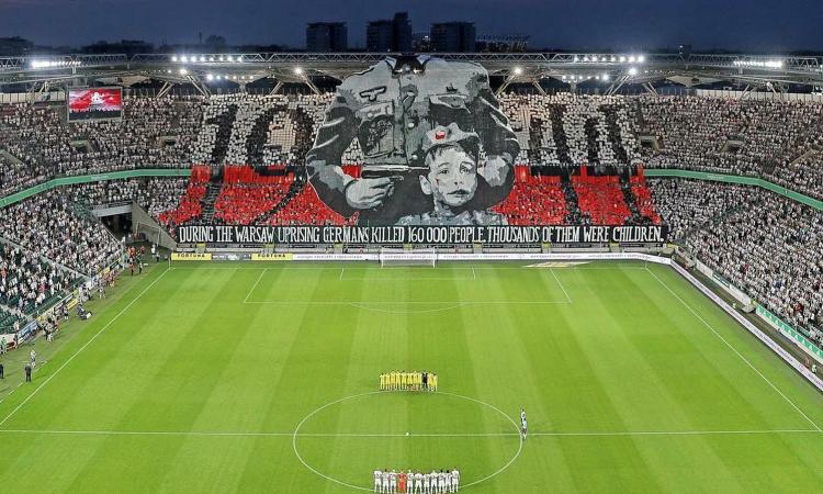 Legia Varsavia: coreografia contro i crimini del Nazismo FOTO