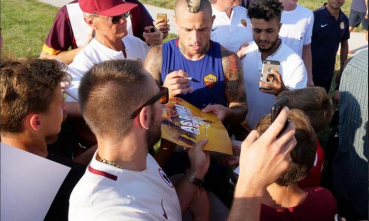 Roma, Nainggolan si rifiuta di autografare una maglia della Juventus Roma, Nainggolan si rifiuta di autografare una maglia della Juventus