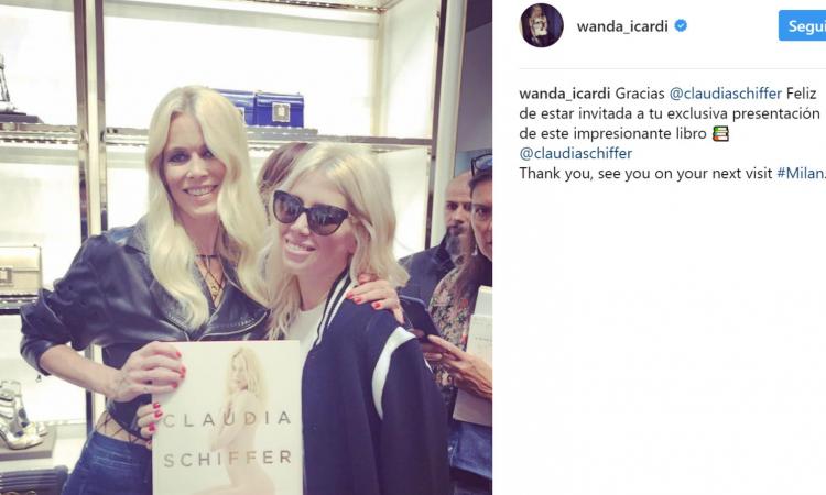 Wanda Nara regala la maglia dell'Inter di Icardi a Claudia Schiffer: 'Grazie, ma che cosa è?' VIDEO
