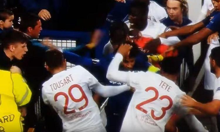 Follia in Everton-Lione: col figlio in braccio colpisce Lopes FOTO e VIDEO