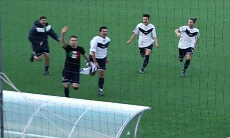 Maglia e saluto fascista dopo un gol a Marzabotto paese della strage nazista