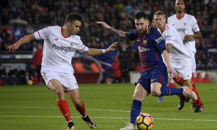Messi in azione contro il Siviglia