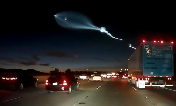 PIT STOP: incidente a Los Angeles, in cielo vola il razzo di Musk VIDEO