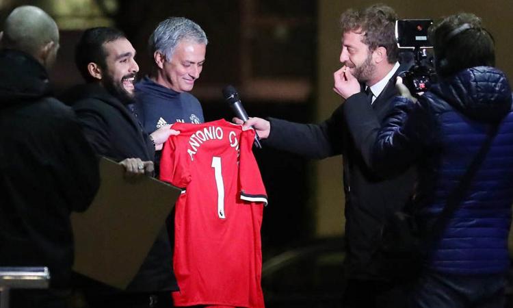 Le Iene fanno firmare a Mourinho la maglia dello United di Conte
