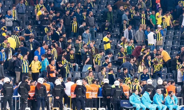 Fenerbahce-Besiktas sospesa. Altra follia ultrà in Turchia