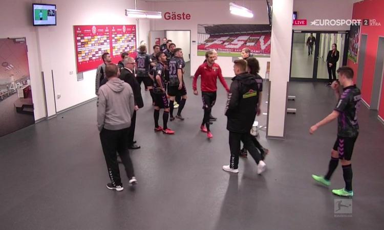 Clamoroso in Mainz-Friburgo Var a fine primo tempo e rigore coi giocatori negli spogliatoi