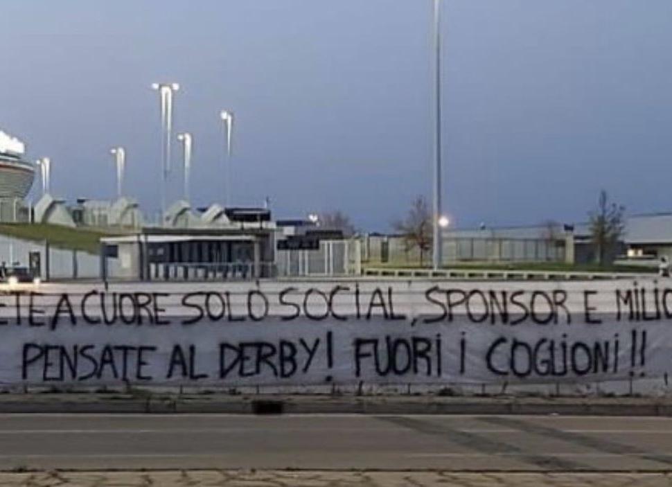 Juve Striscione Dei Tifosi Allo Stadium Avete A Cuore Solo I Milioni