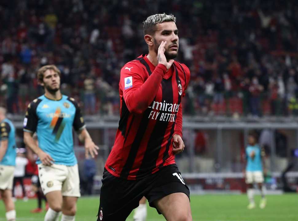 Milan Theo Hernandez Celebra Il Rinnovo Una Storia D Amore Che Non