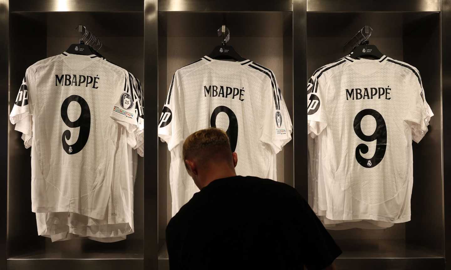 Mbapp Bacia La Maglia Del Real Madrid Il Pi Grande Club Al Mondo