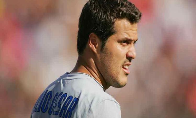 Julio Cesar: 'Benitez teaches us football'