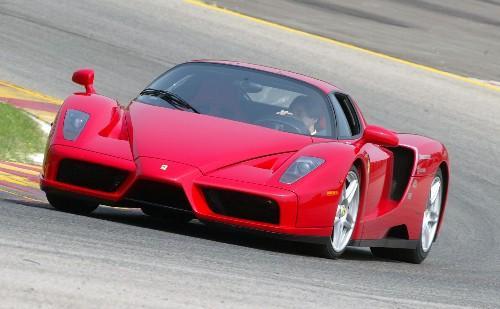 PIT STOP: Ferrari, un missile a 320 km/h in autostrada FOTO e VIDEO