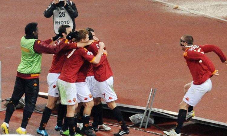 La Roma festeggia il derby vinto a Ponte Milvio