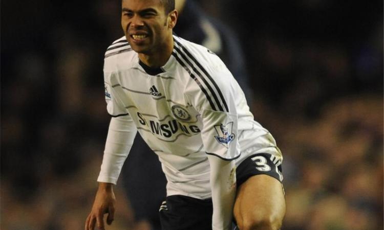 Pazzesco al Chelsea: Ashley Cole spara e ferisce uno studente!