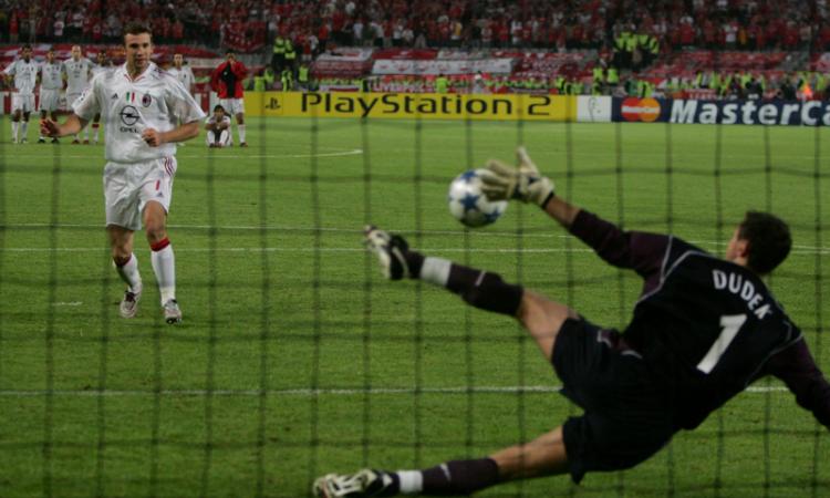 Milan, i tifosi del Liverpool ricordano Istanbul: 'Baciavano già la coppa' VIDEO