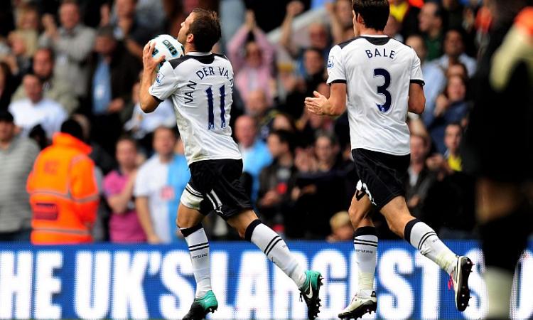 Premier: Arsenal vola con Van Persie. Newcastle-Tottenham 2-2