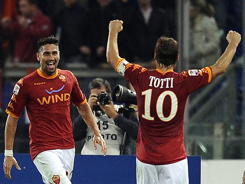 Roma: Totti e Borriello fanno le corna ai gufi