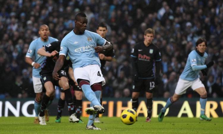 Balotelli 'He's staying at City'