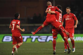Nianggolan esulta dopo il gol