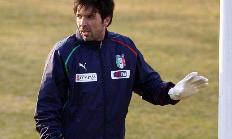 Buffon: un quarto di secolo da l'esordio con l'Italia VIDEO