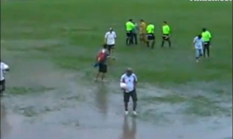 Si gioca a calcio in una piscina! Ma è proprio vero! VIDEO