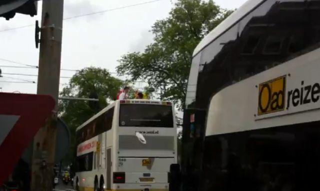 VIDEO Stekelenburg come Sergio Ramos: fa cadere la coppa dal pullman!