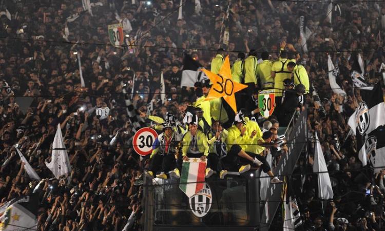 Napoli-Juve: I teppisti rovinano il prepartita, sassi contro il bus bianconero