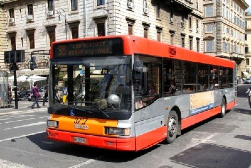 'Attenti agli zingari': l'annuncio sulla metro di Roma scatena la polemica social