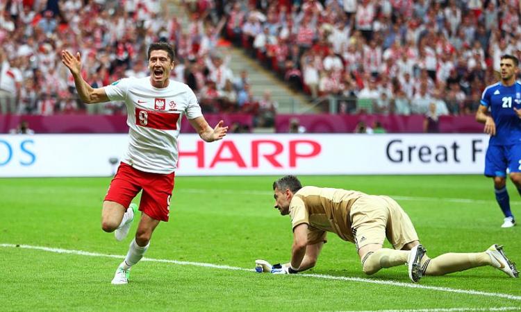 Juve, Lewandowski strega Conte