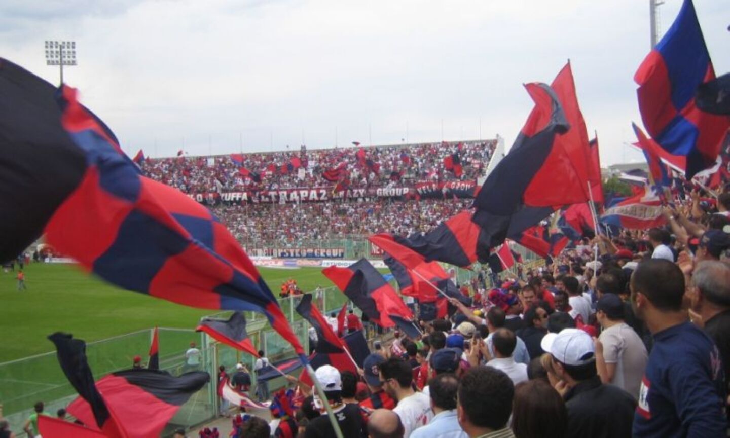 Taranto, aggressione dei tifosi: bombe carta, uova e pugni ai giocatori. La Lega Pro rinvia la partita con la Paganese