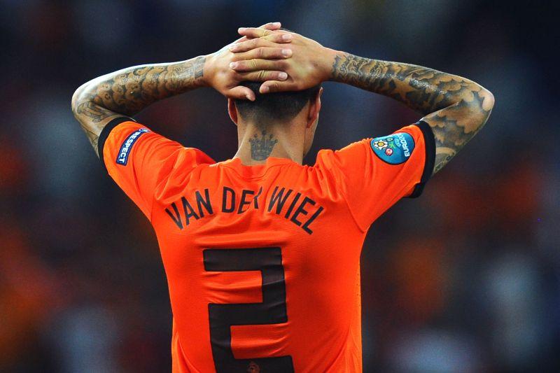 Fenerbache confirm ongoing negotiations with van der Wiel