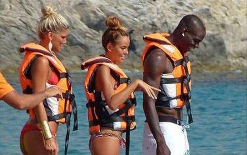 Balotelli superstar: se la spassa con due bionde a Ibiza!