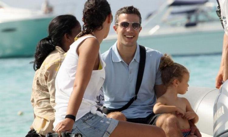 Il bambino spiazza van Persie: 'Sposeresti mia mamma?' VIDEO