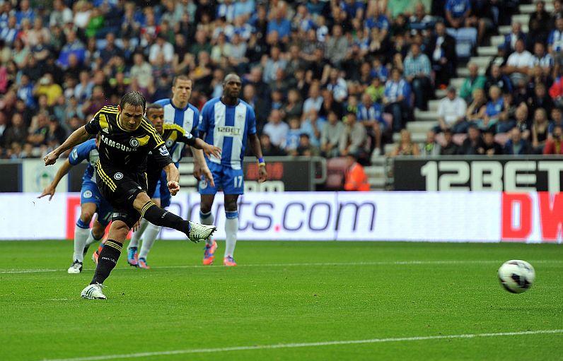 Premier: il Chelsea passa a Wigan. Il Man City vince, ma teme per Aguero