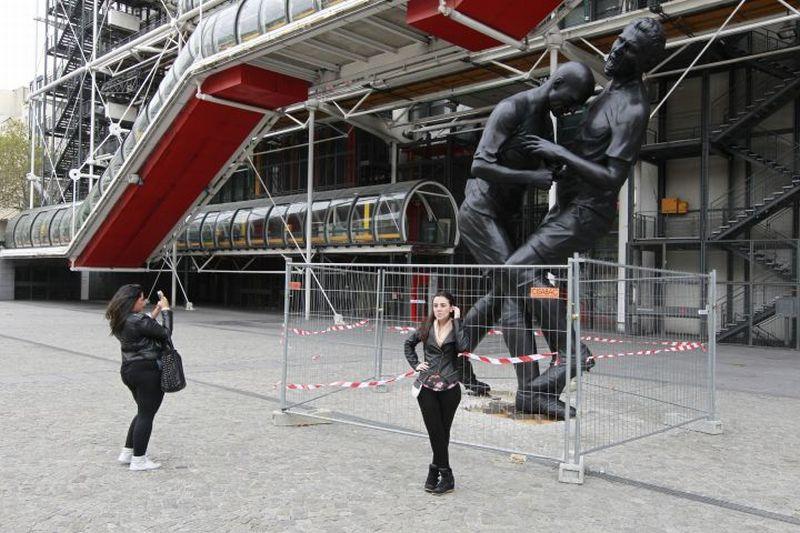 VIDEO La testata di Zidane a Materazzi diventa statua nel centro di Parigi