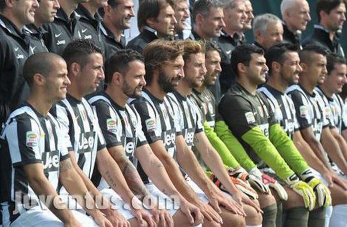 Juve in posa: tutti con la maglia del 30esimo scudetto