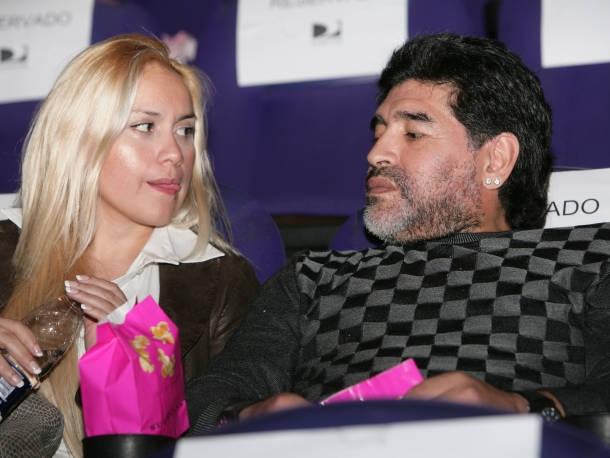 Maradona non vuole riconoscere il figlio della compagna incinta e la lascia VIDEO