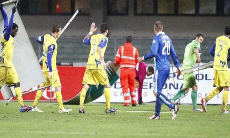 Chievo-Pescara: il maltempo fa volare i cartelloni in campo FOTOGALLERY