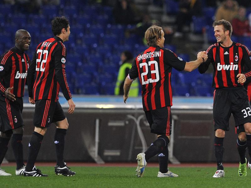 Milan, effetto Kakà: 400 tifosi sotto la sede, chiusa via Turati