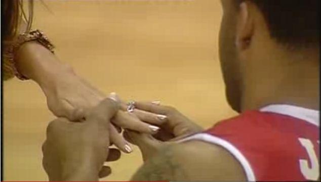 VIDEO Romantico All star game: proposta di matrimonio dopo una schiacciata!