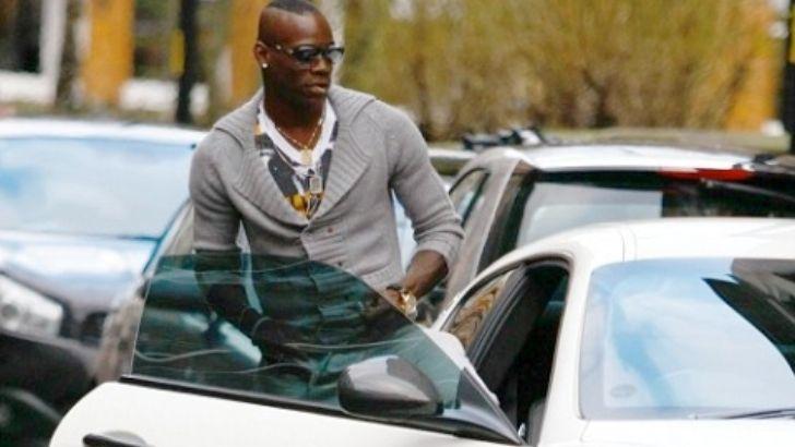 Balotelli fa scortare la sua Maserati da un taxi per parlare con Raiola: del Milan?