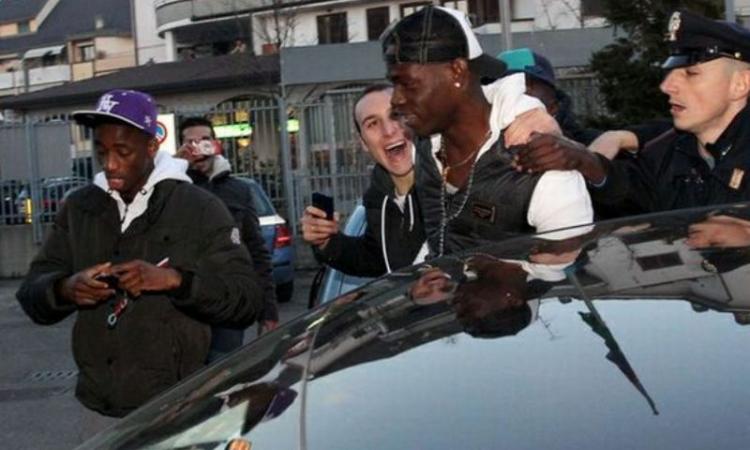 Balotelli 'Finalmente rossonero'. Berlusconi: 'Non è mela marcia'. La festa degenera: il VIDEO DEI TAFFERUGLI